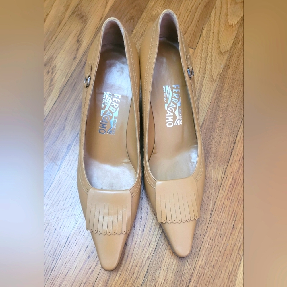 Beautiful Vintage Salvatore Ferragamo Tan Leather Pumps! Great Condition